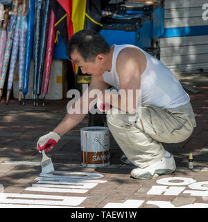 Anmelden writer Arbeiten am Straßenrand, Dongdaemun Markt, Seoul, Südkorea Stockfoto