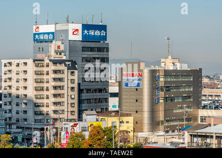 Tokyo, Japan - 4. April 2019: Stadtbild der Stadt während des Tages mit Blick auf Nissan Car Company Building und Zeichen Stockfoto