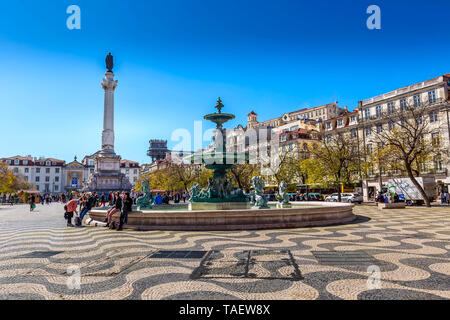 Lissabon, Portugal - 27. März 2018: Rossio Platz mit Brunnen und Menschen Stockfoto