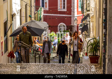 Lissabon, Portugal - 27. März 2018: Blick auf die Straße mit Häusern und Menschen Stockfoto