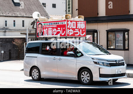 Nikko, Japan - April 4, 2019: Wahlkampf Auto mit Zeichen in der Präfektur Tochigi auf der Straße Straße von Haus Gebäude Stockfoto