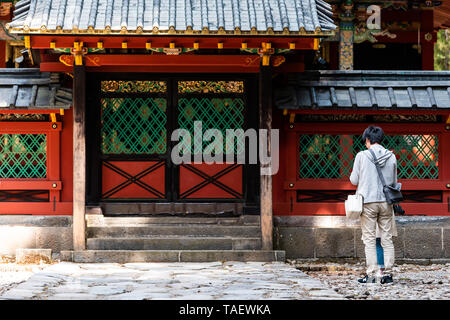 Nikko, Japan - April 5, 2019: Toshogu Schrein im Tempel der Präfektur Tochigi im Frühjahr mit Menschen touristische ständigen Beten Stockfoto