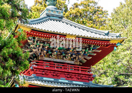 Nikko, Japan Toshogu Schrein Tempel Pagode in der Präfektur Tochigi im Frühjahr Nahaufnahme von Detail Architektur und Bäume Stockfoto