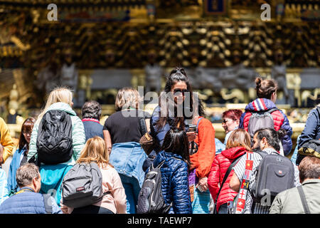 Nikko, Japan - April 5, 2019: toshogu Tempel Eingang Yomeimon Tor in der Präfektur Tochigi mit vielen vielen Menschen Touristen zu Fuß auf Schritte Stockfoto