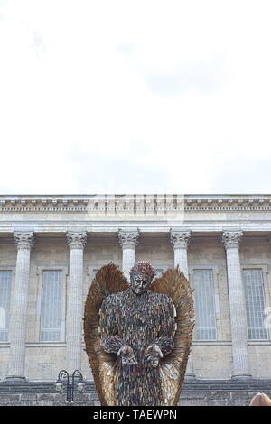 Das Messer ist Angel in Birmingham. Die 27 m hohe Kunstwerk vollständig von 100.000 Messer, die als Teil der Waffen Amnestien, die von der Polizei erfasst wurden, Stockfoto