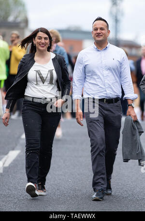 Taoiseach Leo Varadkar und seine Schwester Sonia Varadkar Ankommen im Croke Park Stadion in Dublin für die Spice Girls World Tour. Stockfoto