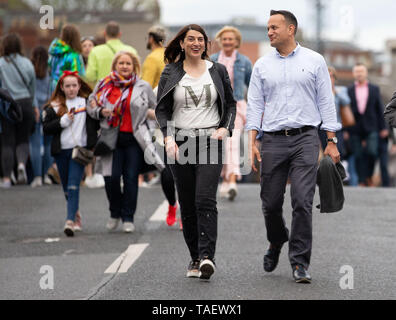 Taoiseach Leo Varadkar und seine Schwester Sonia Varadkar Ankommen im Croke Park Stadion in Dublin für die Spice Girls World Tour. Stockfoto