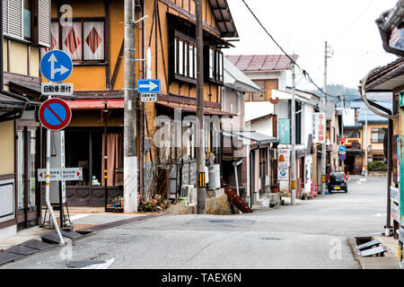 Takayama, Japan - 6. April 2019: präfektur Gifu in Japan mit traditionellen Holzhäuser auf Kegelbahn Straße und niemand in Abend Stockfoto