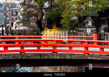 Kleine rote Vermillion Brücke von Enako Fluss in Takayama, Präfektur Gifu in Japan mit gelben Baum und Laterne Stockfoto