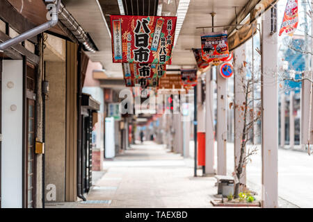 Takayama, Japan - 6. April 2019: präfektur Gifu in Japan mit überdachten Straße Straße Shopping Arkade und niemand bei Tag Stockfoto