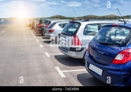 Autos auf dem Parkplatz. Stockfoto