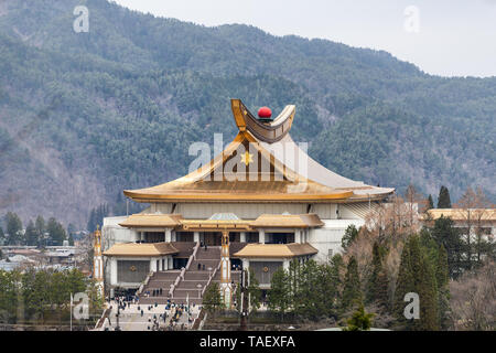 Takayama, Japan - 6. April 2019: präfektur Gifu in Japan mit Berg Stadt Dorf und Welt Schrein Sukyo Mahikari Suza-Main Organisation architectu Stockfoto