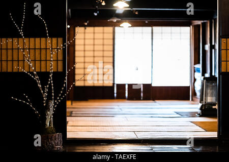 Traditionelle japanische Haus Papier Tür Schiebetür Dekorationen mit niemand Architektur in Takayama, Japan in Hida keine Sato alten Folk Village Stockfoto