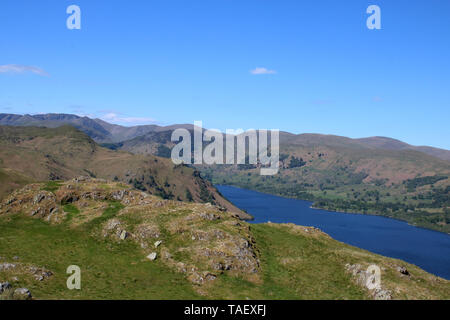 Ansicht Süd West vom Gipfel des Hallin fiel im englischen Lake District in Ullswater in Richtung Helvellyn, Sheffield Spieß und andere Fells. Stockfoto