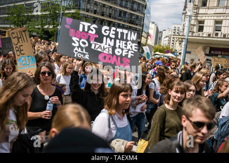 Eine Demonstrantin hält ein Plakat gesehen, dass sagt, dass seine heiß in hier so nehmen Sie alle Ihre Kohlen während der Demonstration. Junge Menschen, die Aufmerksamkeit auf die Auswirkungen des Klimawandels bezahlen möchten, protestierten auf den Straßen von Warschau. Die Jugend Streik für Klima ist eine Initiative von Schülern und Studenten an polnischen Schulen, wie sie betonen. Zu der Demonstration hatte die 16-Jährige Aktivistin Greta Thunberg, die ähnliche Streiks in Schweden im vergangenen Jahr begann, inspiriert. Stockfoto