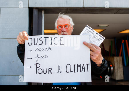 Ein Mann wird gesehen, mit einem Plakat während der Demonstration. Zehntausende Kinder in mehr als 60 Ländern gestreikt Klimawandel Aktion zu verlangen. # FridaysForFuture ist eine Bewegung, die im August 2018 begann, nach 15 Jahren alten Greta Thunberg vor dem schwedischen Parlament jede Schule Tag saß für drei Wochen, gegen die fehlende Aktion auf die Klimakrise zu protestieren. In Brüssel, nicht nur Studenten, sondern Lehrer, Wissenschaftler, und mehrere Syndikate nahm die Straßen der belgischen Hauptstadt zum zweiten Mal für eine bessere Klimapolitik zu protestieren. Nach Angaben der belgischen Polizei aroun Stockfoto