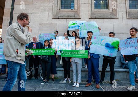 Ein Mann wird gesehen, bei einer Gruppe von Asiaten Plakate Holding während des Protestes. Zehntausende Kinder in mehr als 60 Ländern gestreikt Klimawandel Aktion zu verlangen. # FridaysForFuture ist eine Bewegung, die im August 2018 begann, nach 15 Jahren alten Greta Thunberg vor dem schwedischen Parlament jede Schule Tag saß für drei Wochen, gegen die fehlende Aktion auf die Klimakrise zu protestieren. In Brüssel, nicht nur Studenten, sondern Lehrer, Wissenschaftler, und mehrere Syndikate nahm die Straßen der belgischen Hauptstadt zum zweiten Mal für eine bessere Klimapolitik zu protestieren. Nach Stockfoto