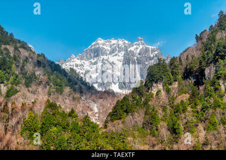 Berg mit Schnee im Okuhida Dörfer Shinhotaka Seilbahn in der Präfektur Gifu, Japan park mit blauem Himmel auf sonniger Frühlingstag Stockfoto
