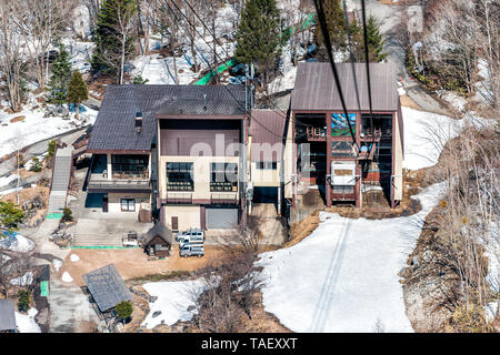 Takayama, Japan - April 8, 2019: Berg Schnee in Okuhida Dörfer Shinhotaka Seilbahn kabel Antenne Hohe Betrachtungswinkel in der Präfektur Gifu Park Stockfoto