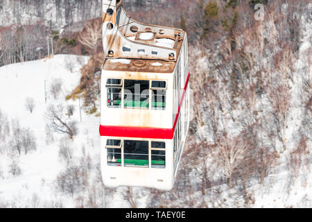 Takayama, Japan Berg mit Schnee und Auto closeup in Shinhotaka Seilbahn Blick in Gifu Präfektur park Frühling Stockfoto