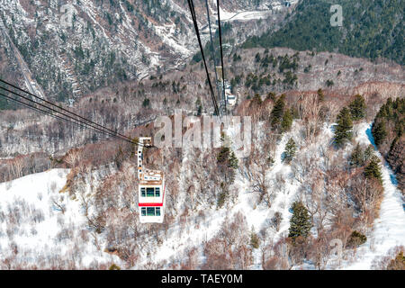 Takayama, Japan Berg mit Schnee und rote Auto in Shinhotaka Seilbahn Blick in Gifu Präfektur park Frühling Stockfoto