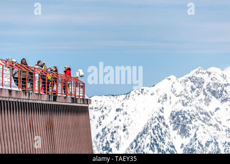Takayama, Japan - April 8, 2019: Berg Schnee in Okuhida Dörfer Shinhotaka Seilbahn mit vielen Menschen auf der Aussichtsplattform in der Präfektur Gifu Park auf Stockfoto