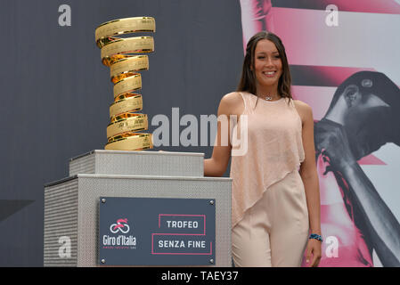 Trofeo Senza Fine neben einer Trophäe während der 102. Ausgabe des Giro d'Italia 2019, Stufe 13 eine 196 km Etappe von Pinerolo zu Ceresole Reale (Lago Serrù) 2247 m gesehen. Stockfoto