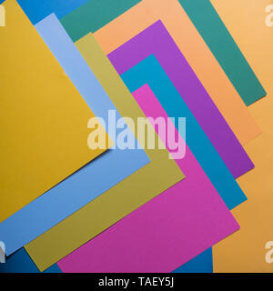 Mehrfarbige abstrakte Papier von Pastelltönen, mit geometrischen Form, flach. Stockfoto