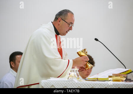 Zagreb, Kroatien - 11. Mai 2019: ein Priester holding Kelch auf dem Altar während die erste heilige Kommunion, die Messe in der Kirche von St. Nikola Bischof in Zagreb, C Stockfoto