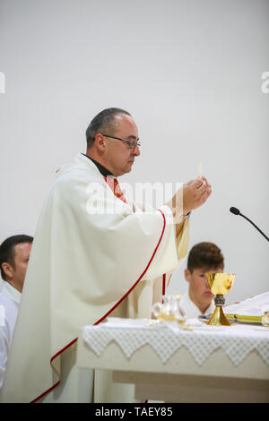 Zagreb, Kroatien - 11. Mai 2019: ein Priester holding Wafer auf dem Altar während die erste heilige Kommunion, die Messe in der Kirche von St. Nikola Bischof in Zagreb, Cro Stockfoto