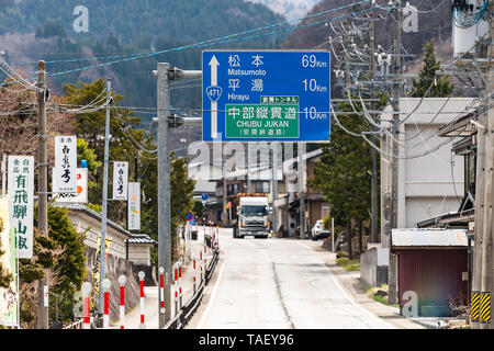 Takayama, Japan - April 8, 2019: Mountain Okuhida Dörfer in der Präfektur Gifu mit Straße Straße und Zeichen für Hirayu und Matsumoto Stockfoto