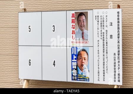 Takayama, Japan - April 8, 2019: Wahlkampf Anmelden präfektur Gifu auf der Straße von Haus gebäude Poster in Japanisch Stockfoto