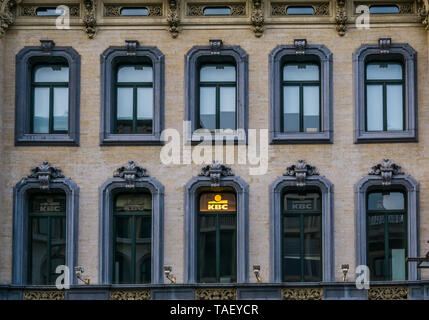 Antwerpen, Belgien, 23. April 2019, KBC Bank Gebäude in Antwerpen Stadt, historische Architektur mit schönen Rahmen suchen Stockfoto