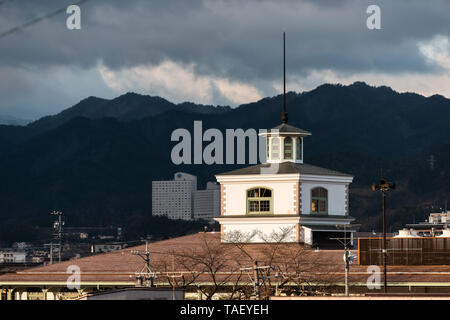 Takayama, Japan - 9. April 2019: präfektur Gifu in Japan mit stadtbild von Berg Stadt Dorf an bewölkten Tag und des Dachs von Gebäude Stockfoto