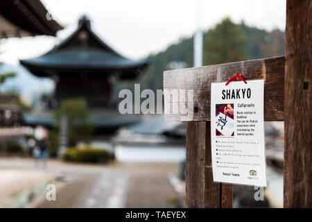 Takayama, Japan - 9. April 2019: Higashiyama walking Kurs in Takayama, Präfektur Gifu mit Nahaufnahme des Zeichen für Shakyo Kalligraphie Lektion in Daiouji Stockfoto