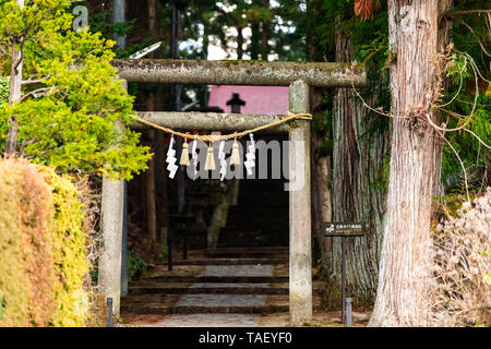 Takayama, Japan - 9. April 2019: Higashiyama Hakusan Schrein in der historischen Stadt in der Präfektur Gifu Torii-Tor beim Tag der Eingang zum Tempel Gebäude Stockfoto