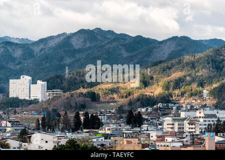 Takayama, Japan - 9. April 2019: präfektur Gifu in Japan mit Skyline oder stadtbild von Berg Stadt Dorf an bewölkten Frühling Stockfoto