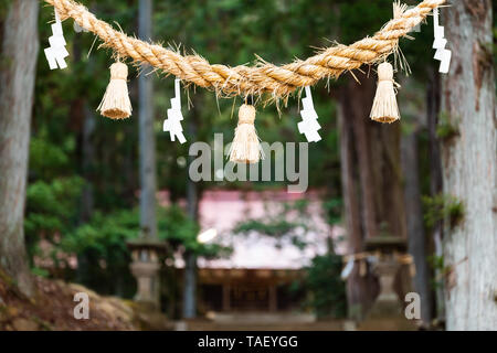 Takayama, Japan Higashiyama Shinmei Schrein der Eingang befindet sich in der historischen Stadt in der Präfektur Gifu Torii-tor mit hängenden gefaltetes Papier am Seil Stockfoto