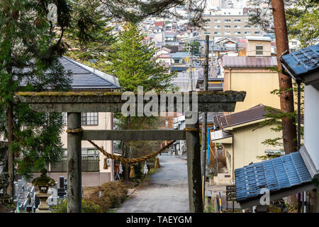 Takayama, Japan - 9. April 2019: Higashiyama walking Kurs in der historischen Stadt in der Präfektur Gifu Torii-tor während des Tages durch Eingang Shinmei Schrein Stockfoto