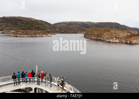 Hurtigruten Schiff MS Spitzbergen Ansätze den engen Stokksund Meerenge zwischen dem Festland und Stokkøya, Åfjord Gemeinde, Trøndelag, Norwegen Stockfoto