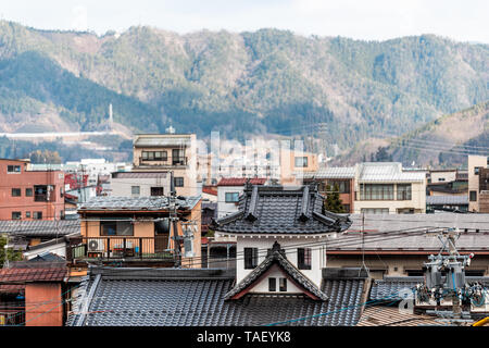 Takayama, Japan präfektur Gifu in Japan mit stadtbild von Berg Stadt Dorf bei Tag und die Dächer der Gebäude Stockfoto