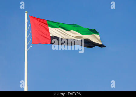 Flagge der Vereinigten Arabischen Emirate fliegen in den Wind vor blauem Himmel Stockfoto