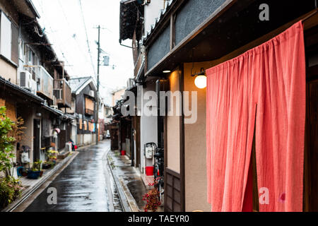 Kyoto Wohngegend im Frühjahr mit Regen und niemand im April in Japan mit Vorhängen Eingang zum Hotel Stockfoto