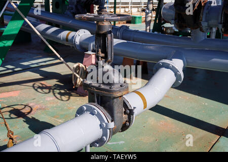 Schieber und Pipelines für Be- und Entladung flüssiger Ladung auf Öl - chemikalientankschiff Stockfoto