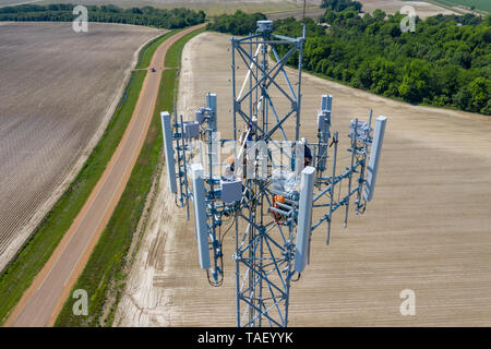 24.00 Uhr, Mississippi - Arbeitnehmer installieren Geräte auf ein neues Handy Kommunikation Turm für AT&T. Stockfoto