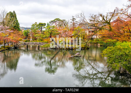 Tempel eikando Brücke aus Stein im Garten Reflexion in Kyoto, Japan während der frühen Frühling mit grün und orange Bäume und Gebäude Stockfoto