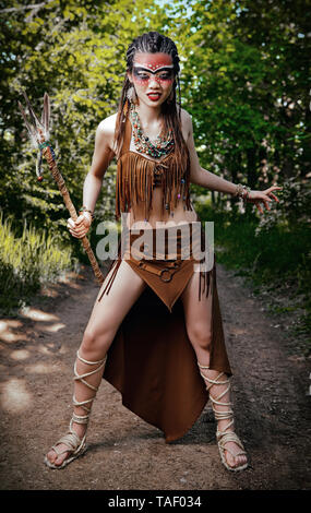 Outdoor Portrait des jungen Schamanin (Witch Doctor) in den Wald. Aggressive Schamane (hex) Vorbereitung für die Schlacht Stockfoto