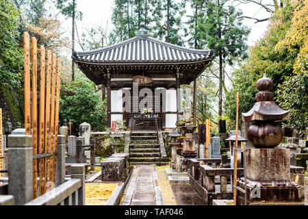 Kyoto, Japan - 9. April 2019: Tempel Eikando Schrein und der Friedhof im Garten während der frühen Frühling mit grünen Bäumen und Gebäude Stockfoto