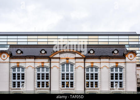 Kyoto, Japan - 10 April, 2019: Äußere Architektur von Prefectural Library in Gion mit niemand und Fassade Stockfoto