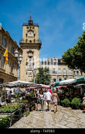 Aix-en-Provence (Frankreich): Blumenmarkt in der Òplace de lÕHotel de VilleÓ Square im Zentrum der Stadt. In der Mitte, der Clock Tower, wi Stockfoto